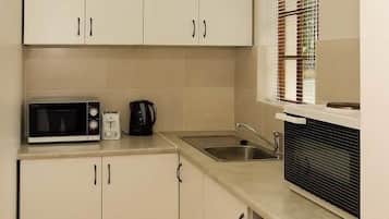 Room 03 | Cocina básica privada | Frigorífico y hervidor eléctrico