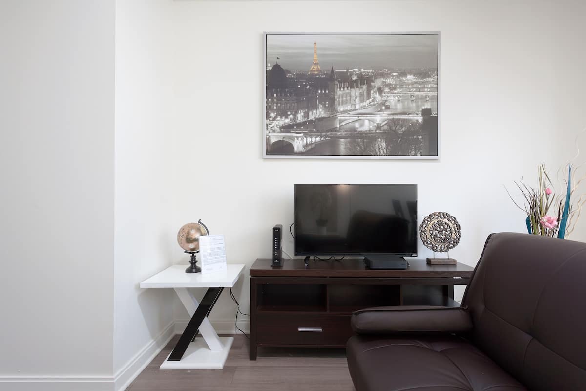 Deluxe appartement, 2 slaapkamers, toegankelijk voor mindervaliden, uitzicht op stad | 2 slaapkamers, luxe beddengoed, een bureau, geluiddichte muren