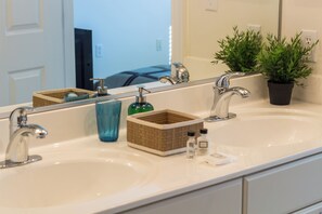 Bathroom - Pelican Fully Furnished Apartments (Philadelphia)