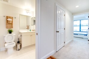 Duschwanne, kostenlose Toilettenartikel, Haartrockner, Bidet