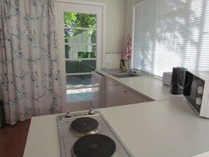 Microwave, electric kettle, cookware/dishes/utensils - Table View Lodge (Cape Town)