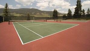 A tennis court with a net, surrounded by trees and mountains. - Cool Ridge Town Home at Summerwood 3 Bedroom Holiday home by Key to the Rockies (Dillon)