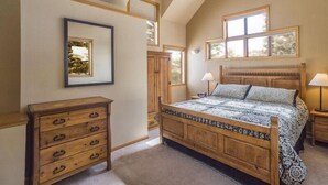 A bedroom with a wooden bed, a dresser, and a framed picture on the wall. - Cool Ridge Town Home at Summerwood 3 Bedroom Holiday home by Key to the Rockies (Dillon)