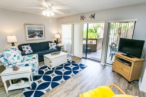 Condo, varias camas (HIB-H201 3 Pools Pool View Free Tix 2) | Sala de estar | Reproductor de DVD 