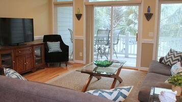Family House, 3 Bedrooms, River View | Living area