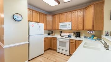 Family House, 3 Bedrooms, Ocean View, Sea Facing | Private kitchen | Fridge, microwave, coffee/tea maker