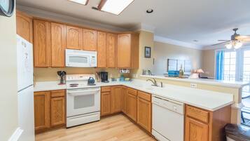 Family House, 3 Bedrooms, Ocean View, Sea Facing | Private kitchen | Fridge, microwave, coffee/tea maker