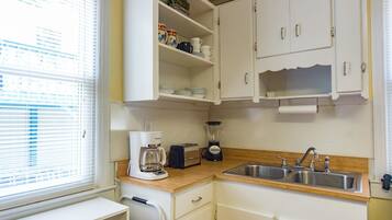 Peti sejuk, ketuhar gelombang mikro, pembancuh kopi/teh