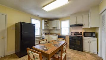 Peti sejuk, ketuhar gelombang mikro, pembancuh kopi/teh