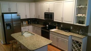 Family House, 3 Bedrooms | Private kitchen | Fridge, microwave, stovetop, dishwasher