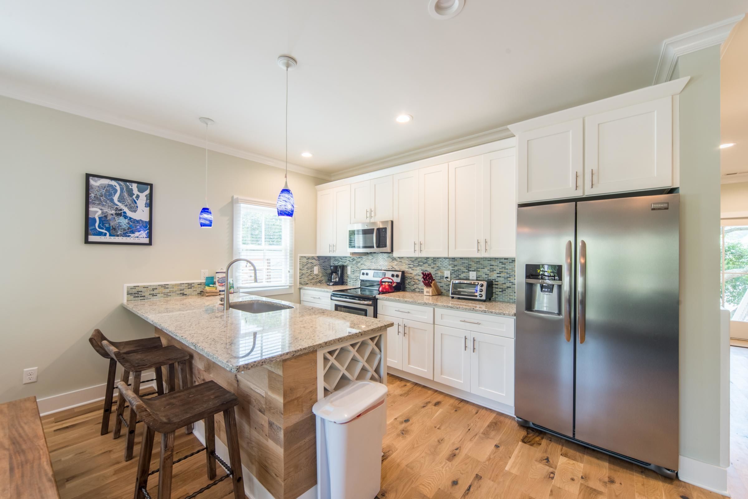 Kombinasi shower/bathtub, pengering rambut,  dan handuk