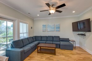 Familie huis, 4 slaapkamers | Woonruimte | Een televisie en een dvd-speler