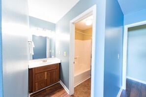 Combined shower/bathtub, towels