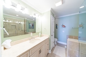 Combined shower/bathtub, towels
