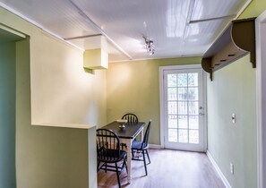 Dining - Surf Cottage 2 Bedroom Holiday Home By My Ocean Rentals (Folly Beach)