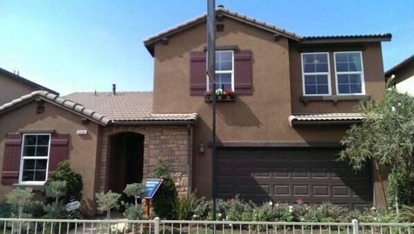 Vista frontal de la propiedad