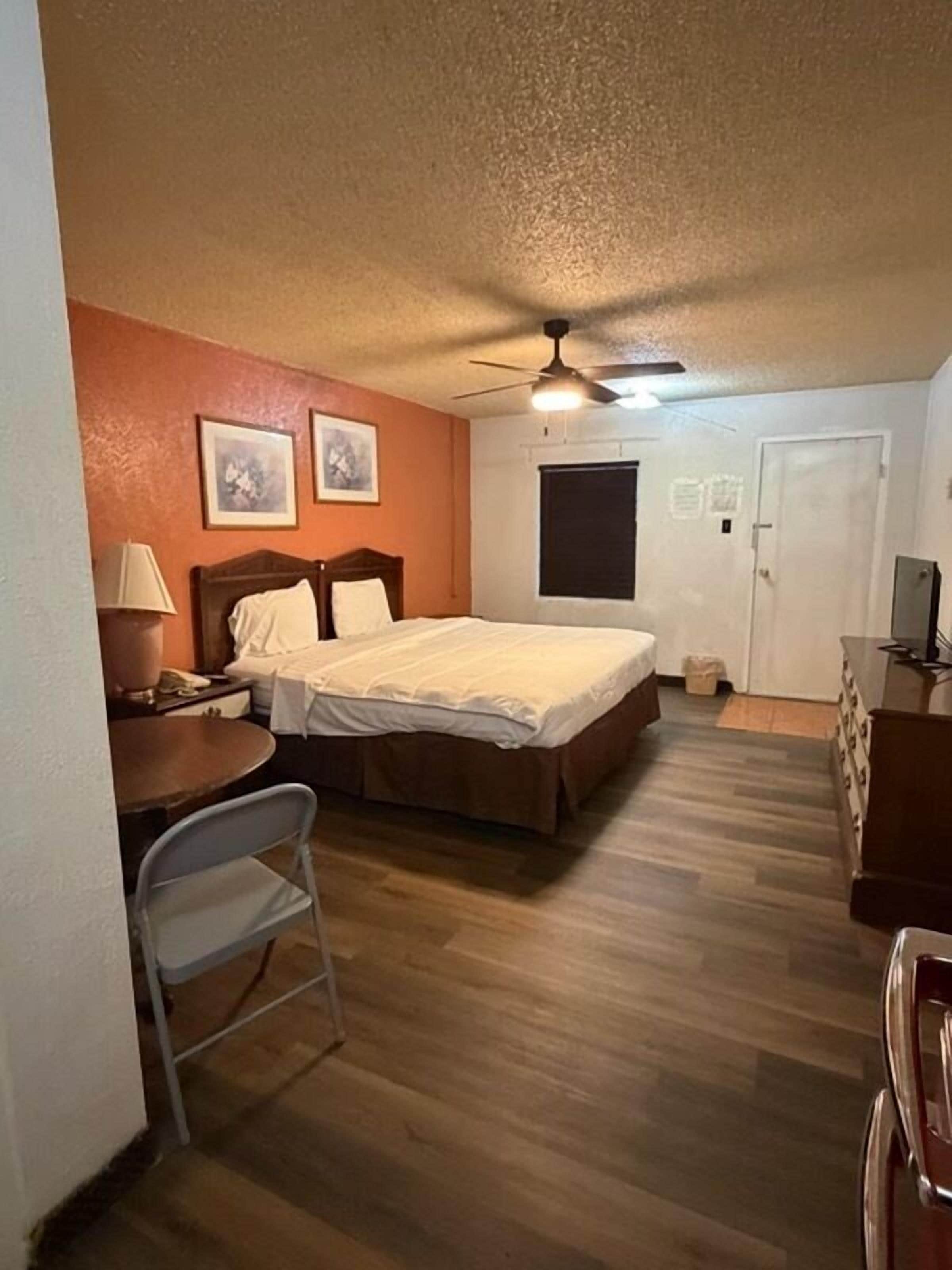 ห้องสแตนดาร์ด, เตียงคิงไซส์ 1 เตียง | เตารีด/โต๊ะรีดผ้า, Wi-Fi ฟรี, ผ้าปูที่นอน