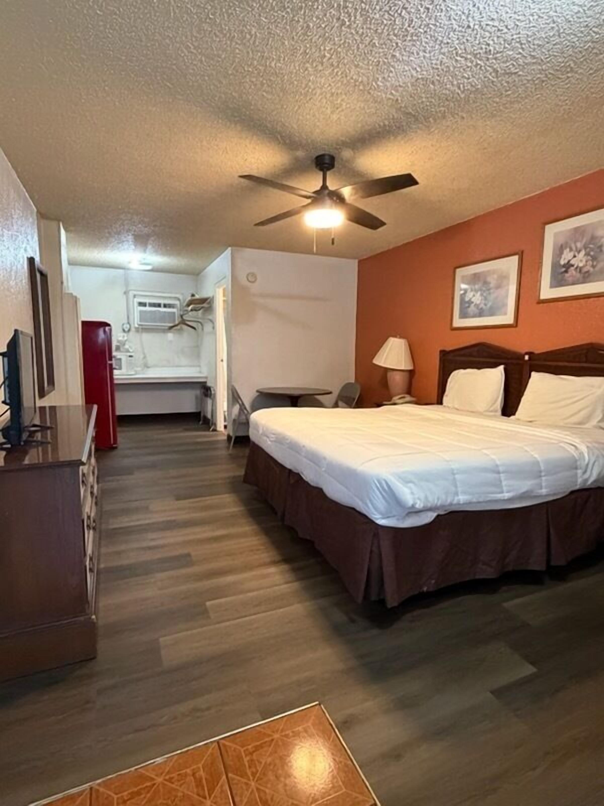 Standard Room, 1 King Bed | Iron/ironing board, free WiFi, bed sheets