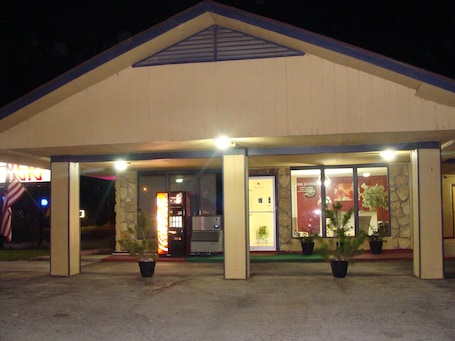 Fachada da propriedade. Hico Hills Inn