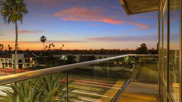 Studio Suite, 1 Katil Raja (King), Non Smoking, Balcony | Pemandangan dari bilik