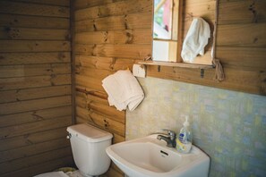 Standard Bungalow, 1 Double Bed | Bathroom | Combined shower/bathtub - Cabañas Lo de Mariana (Pichilemu)