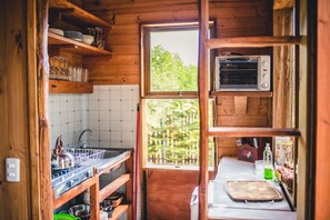 Bungalow estándar, 1 cama doble | Cocina privada | Frigorífico, microondas, horno y placa de cocina
