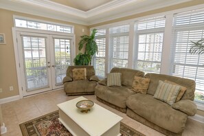 Comfort House, 6 Bedrooms, Ocean View | Living room