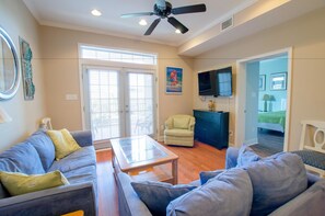 Comfort House, 6 Bedrooms, Ocean View | Living room