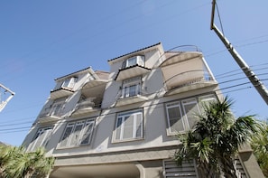 A multi-story building with balconies, large windows, and a clear sky. - Tuscan Ocean Vista C Holiday Home 8 bedroom By Affordable Large Properties (Myrtle Beach)