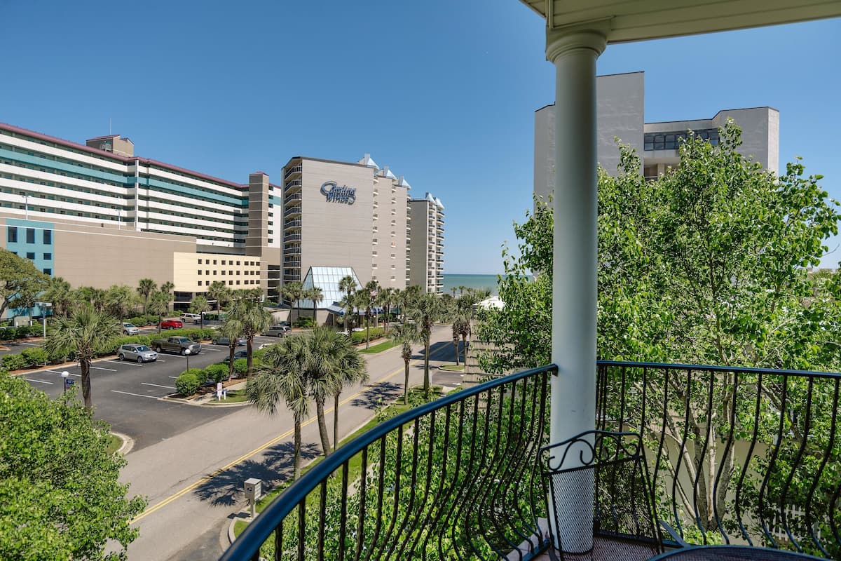 Comfort House, 6 Bedrooms, Ocean View | Street view