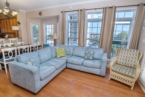 Comfort House, 6 Bedrooms, Ocean View | Living room