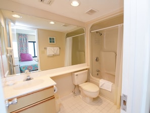 Ein Badezimmer mit Toilette, Waschbecken und Dusche.