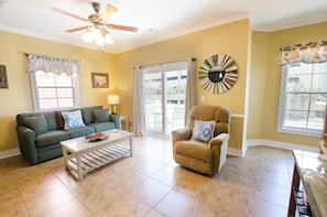 Living area - South Beach Cottages 4 bedroom By Affordable Large Properties (Myrtle Beach)
