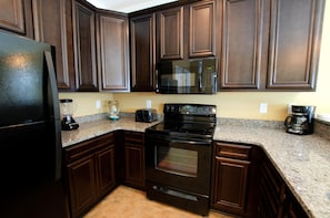 Fridge, microwave, coffee/tea maker - South Beach Cottages 4 bedroom By Affordable Large Properties (Myrtle Beach)