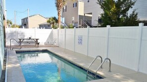 สระว่ายน้ำกลางแจ้ง