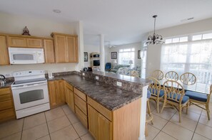 Casa Confort, 5 habitaciones, vista al océano | Cocina privada | Refrigerador, microondas y cafetera y tetera 