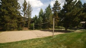 A volleyball court surrounded by trees. - Flying Dutchman 1 Bedroom Apartment by Key to the Rockies (Keystone)