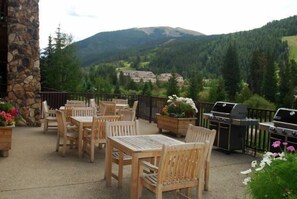 Outdoor dining - Hidden River Lodge 2 Bedroom Apartment by Key to the Rockies (Keystone)