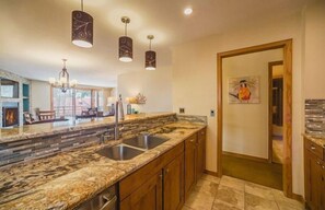 Refrigerador, microondas, cafetera/tetera