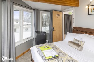 Standard Room, 1 Double Bed, Pets Not Allowed, Mountain View | Bathroom sink