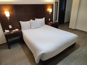 Habitación, 1 cama doble, no fumadores | Caja fuerte, tabla de planchar con plancha, wifi gratis y ropa de cama