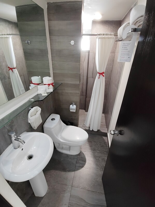 Ducha, artículos de higiene personal gratuitos y secador de pelo