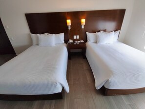 Habitación, 2 camas dobles, accesible en silla de ruedas, no fumadores (Hearing, Roll-in Shower) | Caja fuerte, tabla de planchar con plancha, wifi gratis y ropa de cama