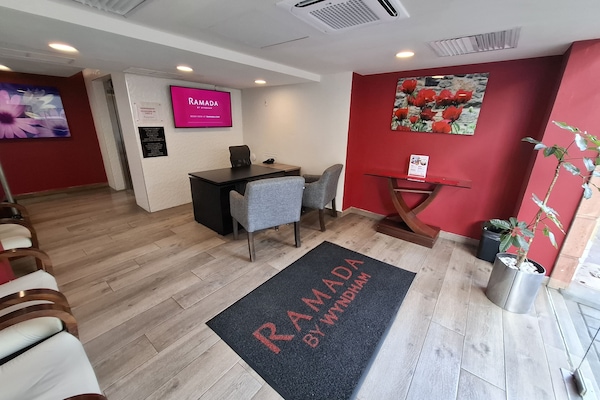 ฝ่ายต้อนรับ