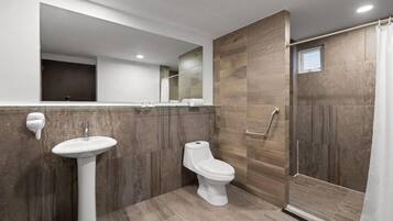 Regadera, amenidades de baño gratuitas, secadora de cabello, toallas