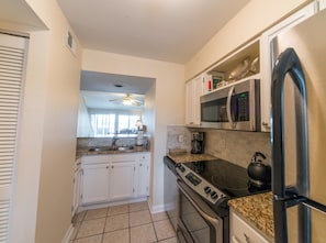 Maison familiale, 2 chambres, vue sur le fleuve | Cuisine privée | Réfrigérateur, four à micro-ondes, un four, surface de cuisson