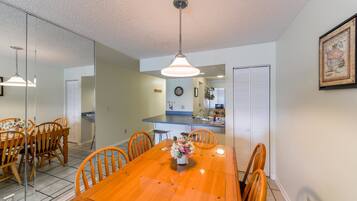 Lemari es, microwave, oven, dan kompor