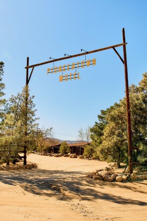 Premium bedding, desk, iron/ironing board, rollaway beds - Pioneertown Motel (Pioneertown)