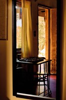 고급 침구, 책상, 다리미/다리미판, 간이 침대