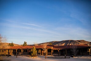 Premium bedding, desk, iron/ironing board, rollaway beds - Pioneertown Motel (Pioneertown)